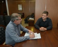 O presidente da Cohapar, Jorge Lange, e o prefeito de Ribeirão do Pinhal, Wagner Martins, estiveram reunidos na sede da empresa, em Curitiba, para tratar de possíveis investimentos em habitação popular para o município nesta terça-feira (5). No encontro, ficou definido que técnicos do órgão estadual e da prefeitura iniciarão estudos para retomar projetos para a construção de novas moradias na localidade, na região do Norte Pioneiro do Paraná.