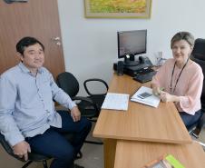 O prefeito de Nova Santa Bárbara, Eric Kondo, esteve nesta sexta-feira (8) na sede da Cohapar, em Curitiba. Ele conversou com a assessora da presidência da companhia, Jocely Loyola, sobre os alinhamentos de trabalho entre a prefeitura e o Governo do Estado para a viabilização de obras de novas casas populares no município.