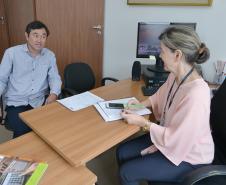O prefeito de Nova Santa Bárbara, Eric Kondo, esteve nesta sexta-feira (8) na sede da Cohapar, em Curitiba. Ele conversou com a assessora da presidência da companhia, Jocely Loyola, sobre os alinhamentos de trabalho entre a prefeitura e o Governo do Estado para a viabilização de obras de novas casas populares no município.