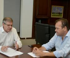 O presidente da Cohapar, Jorge Lange, recebeu nesta segunda-feira (11) a visita do prefeito de Prado Ferreira, Silvio Damaceno. Os dois conversaram na seda da empresa, em Curitiba, sobre um projeto conjunto do município com a companhia para a regularização de 60 lotes que não possuem registro na cidade, na região Norte do Paraná.