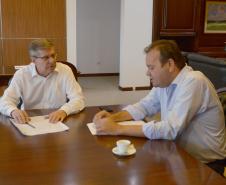 O presidente da Cohapar, Jorge Lange, recebeu nesta segunda-feira (11) a visita do prefeito de Prado Ferreira, Silvio Damaceno. Os dois conversaram na seda da empresa, em Curitiba, sobre um projeto conjunto do município com a companhia para a regularização de 60 lotes que não possuem registro na cidade, na região Norte do Paraná.