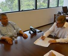 O presidente da Cohapar, Jorge Lange, e o prefeito de Centenário do Sul, Luiz Nicacio, estiveram reunidos nesta segunda-feira (11) na sede da empresa, em Curitiba. Eles conversaram sobre um projeto que prevê a construção de 29 novas moradias rurais no município, na região de Norte do Paraná.