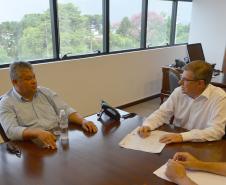 O presidente da Cohapar, Jorge Lange, e o prefeito de Centenário do Sul, Luiz Nicacio, estiveram reunidos nesta segunda-feira (11) na sede da empresa, em Curitiba. Eles conversaram sobre um projeto que prevê a construção de 29 novas moradias rurais no município, na região de Norte do Paraná.