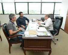 A cidade de Wenceslau Braz, no Norte Pioneiro do Paraná, receberá mais de R$ 13 milhões de investimentos em projetos de habitação popular ao longo dos próximos meses. Os detalhes dos projetos foram discutidos nesta terça-feira (12) em um encontro do prefeito, Paulo Leonar, com o presidente da Cohapar, Jorge Lange, na sede da empresa, em Curitiba.
