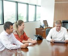 A prefeita de Primeiro de Maio, Bruna Casanova, esteve na sede da Cohapar, em Curitiba, nesta terça-feira (12). Ela conversou com o presidente da empresa, Jorge Lange, sobre o andamento de projetos desenvolvidos de forma integrada entre o município e o Governo do Estado para o setor habitacional.