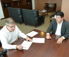 Poucos meses após a contratação de um empreendimento com 42 casas populares, em fase inicial de obras em Sertaneja, o prefeito, Jamison Silva, voltou à Cohapar nesta terça-feira (12) para buscar a contratação de novos projetos para o município, na região Norte do Paraná.