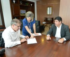 Poucos meses após a contratação de um empreendimento com 42 casas populares, em fase inicial de obras em Sertaneja, o prefeito, Jamison Silva, voltou à Cohapar nesta terça-feira (12) para buscar a contratação de novos projetos para o município, na região Norte do Paraná.