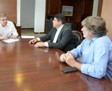 Em visita à Cohapar nesta terça-feira (12), o prefeito de Leópolis, Sandrinho Ribeiro, esteve reunido com o presidente da empresa, Jorge Lange. Os dois fizeram um acompanhamento da situação das obras de 50 casas populares que estão em construção e analisaram possibilidades de ampliação dos programas habitacionais na cidade, na região Norte do Paraná.