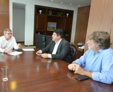Em visita à Cohapar nesta terça-feira (12), o prefeito de Leópolis, Sandrinho Ribeiro, esteve reunido com o presidente da empresa, Jorge Lange. Os dois fizeram um acompanhamento da situação das obras de 50 casas populares que estão em construção e analisaram possibilidades de ampliação dos programas habitacionais na cidade, na região Norte do Paraná.