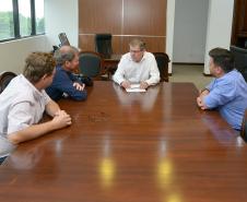 O presidente da Cohapar, Jorge Lange, recebeu nesta quarta-feira (13), em seu gabinete, a visita do prefeito de Rebouças, Luiz Zak. Os dois acertaram detalhes sobre o início das obras de requalificação urbana da Vila Facão, cujo processo licitatório para contratação da construtora responsável pela execução das obras está em fase de conclusão.