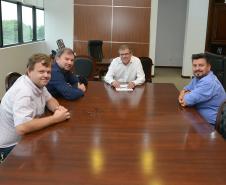O presidente da Cohapar, Jorge Lange, recebeu nesta quarta-feira (13), em seu gabinete, a visita do prefeito de Rebouças, Luiz Zak. Os dois acertaram detalhes sobre o início das obras de requalificação urbana da Vila Facão, cujo processo licitatório para contratação da construtora responsável pela execução das obras está em fase de conclusão.