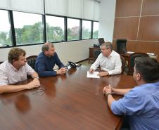 O presidente da Cohapar, Jorge Lange, recebeu nesta quarta-feira (13), em seu gabinete, a visita do prefeito de Rebouças, Luiz Zak. Os dois acertaram detalhes sobre o início das obras de requalificação urbana da Vila Facão, cujo processo licitatório para contratação da construtora responsável pela execução das obras está em fase de conclusão.