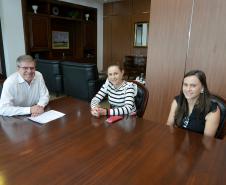 A vice-prefeita de Teixeira Soares, Juliana Belinoski, esteve nesta segunda-feira (18) na sede da Cohapar, em Curitiba, reunida com o presidente da empresa, Jorge Lange. Os dois conversaram sobre um projeto que prevê a construção de 49 casas no município, cujas obras devem ser iniciadas em breve.