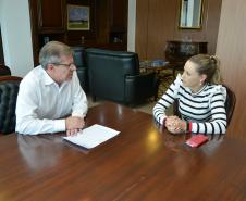 A vice-prefeita de Teixeira Soares, Juliana Belinoski, esteve nesta segunda-feira (18) na sede da Cohapar, em Curitiba, reunida com o presidente da empresa, Jorge Lange. Os dois conversaram sobre um projeto que prevê a construção de 49 casas no município, cujas obras devem ser iniciadas em breve.