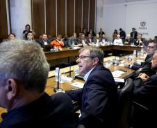 O presidente da Companhia de Habitação do Paraná (Cohapar), Jorge Lange, apresentou ao governador Carlos Massa Ratinho Junior, durante a reunião do secretariado, nesta terça-feira (19), a proposta de reestruturação de cargos da empresa com economia de 22% apenas em janeiro. A folha de pagamento encolheu de R$ 1,6 milhão para R$ 1,2 milhão. Essa reserva de caixa deve gerar investimentos para diminuir o déficit habitacional do Estado, calculado em 485 mil domicílios.