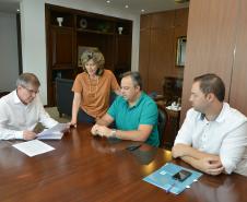 O presidente da Cohapar, Jorge Lange, recebeu nesta segunda-feira (18) a visita do prefeito de Campina Grande do Sul, Bihl Zanetti. Os dois se encontraram na sede da empresa, em Curitiba, onde conversaram sobre o processo de regularização fundiária das Moradias Timbú.