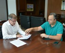 O presidente da Cohapar, Jorge Lange, recebeu nesta segunda-feira (18) a visita do prefeito de Campina Grande do Sul, Bihl Zanetti. Os dois se encontraram na sede da empresa, em Curitiba, onde conversaram sobre o processo de regularização fundiária das Moradias Timbú.