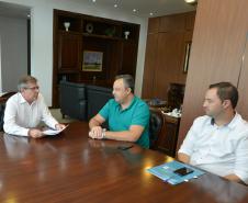 O presidente da Cohapar, Jorge Lange, recebeu nesta segunda-feira (18) a visita do prefeito de Campina Grande do Sul, Bihl Zanetti. Os dois se encontraram na sede da empresa, em Curitiba, onde conversaram sobre o processo de regularização fundiária das Moradias Timbú.