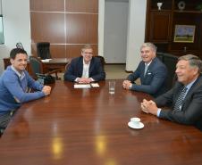 O presidente da Cohapar, Jorge Lange, recebeu em seu gabinete a visita de representantes do Sinduscon-PR e da Ademi-PR na última sexta-feira (15). Eles estiveram reunidos para tratar de um esforço integrado entre os órgãos para o compartilhamento de ideias, métodos de gestão, projetos e tecnologias utilizadas em prol do desenvolvimento do setor de habitação em todo o Paraná.