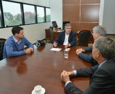 O presidente da Cohapar, Jorge Lange, recebeu em seu gabinete a visita de representantes do Sinduscon-PR e da Ademi-PR na última sexta-feira (15). Eles estiveram reunidos para tratar de um esforço integrado entre os órgãos para o compartilhamento de ideias, métodos de gestão, projetos e tecnologias utilizadas em prol do desenvolvimento do setor de habitação em todo o Paraná.