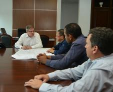 O prefeito de Tuneiras do Oeste, Taketoshi Sakurada (Boia), esteve na sede da Cohapar, em Curitiba, nesta quarta-feira (20). Ele conversou com o presidente da companhia, Jorge Lange, acerca dos projetos habitacionais desenvolvidos pelo município em parceria com o Governo do Estado.