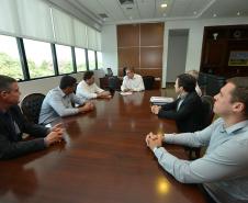 O presidente da Cohapar, Jorge Lange, o prefeito de Ibaiti, Antonely Carvalho, e representantes da Caixa Econômica Federal estiveram reunidos nesta quarta-feira (20) para buscar uma solução definitiva para a retomada e conclusão das obras de 50 casas populares do programa Minha Casa Minha Vida Sub 50 na cidade.