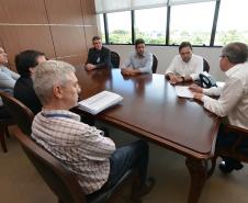 O presidente da Cohapar, Jorge Lange, o prefeito de Ibaiti, Antonely Carvalho, e representantes da Caixa Econômica Federal estiveram reunidos nesta quarta-feira (20) para buscar uma solução definitiva para a retomada e conclusão das obras de 50 casas populares do programa Minha Casa Minha Vida Sub 50 na cidade.