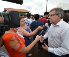 Quarenta e nove famílias de Florestópolis, na região Norte do Paraná, concretizaram nesta sexta-feira (22) o sonho da casa própria. Elas vão morar no Residencial José Alves dos Santos, inaugurado pelo governador Carlos Massa Ratinho Junior, pelo presidente da Companhia de Habitação do Paraná (Cohapar), Jorge Lange, e pelo prefeito Nelson Correia Junior.