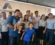 Quarenta e nove famílias de Florestópolis, na região Norte do Paraná, concretizaram nesta sexta-feira (22) o sonho da casa própria. Elas vão morar no Residencial José Alves dos Santos, inaugurado pelo governador Carlos Massa Ratinho Junior, pelo presidente da Companhia de Habitação do Paraná (Cohapar), Jorge Lange, e pelo prefeito Nelson Correia Junior.