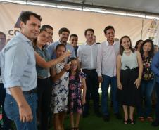 Quarenta e nove famílias de Florestópolis, na região Norte do Paraná, concretizaram nesta sexta-feira (22) o sonho da casa própria. Elas vão morar no Residencial José Alves dos Santos, inaugurado pelo governador Carlos Massa Ratinho Junior, pelo presidente da Companhia de Habitação do Paraná (Cohapar), Jorge Lange, e pelo prefeito Nelson Correia Junior.