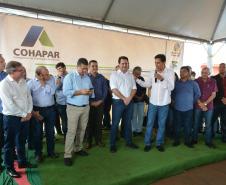 Quarenta e nove famílias de Florestópolis, na região Norte do Paraná, concretizaram nesta sexta-feira (22) o sonho da casa própria. Elas vão morar no Residencial José Alves dos Santos, inaugurado pelo governador Carlos Massa Ratinho Junior, pelo presidente da Companhia de Habitação do Paraná (Cohapar), Jorge Lange, e pelo prefeito Nelson Correia Junior.