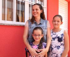 Quarenta e nove famílias de Florestópolis, município da região Norte do Paraná, concretizaram nesta sexta-feira (22) o sonho da casa própria. Elas vão morar no Residencial José Alves dos Santos, inaugurado pelo governador Carlos Massa Ratinho Junior, pelo presidente da Companhia de Habitação do Paraná (Cohapar), Jorge Lange, e o prefeito Nelson Correia Junior.  -  Florestópolis, 22/01/2019  -  Foto: José Fernando Ogura/ANPr