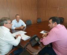 O presidente da Cohapar, Jorge Lange, recebeu nesta segunda-feira (25) a visita do prefeito de Sengés, Nelson Ramos (Pezinho). Os dois conversaram na sede da empresa, em Curitiba, sobre a conclusão do processo licitatório para a construção de 42 casas do programa Família Paranaense.