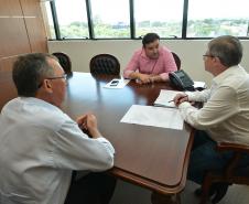 O presidente da Cohapar, Jorge Lange, recebeu nesta segunda-feira (25) a visita do prefeito de Sengés, Nelson Ramos (Pezinho). Os dois conversaram na sede da empresa, em Curitiba, sobre a conclusão do processo licitatório para a construção de 42 casas do programa Família Paranaense.
