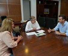 O prefeito de São Jorge do Ivaí, André Bovo, esteve na sede da Cohapar, em Curitiba, nesta segunda-feira (25). Ele conversou com o presidente da companhia, Jorge Lange, a respeito do firmamento de novas parcerias entre o município e o Governo do Estado para a construção de casas populares.