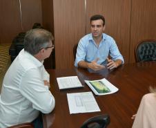 O prefeito de São Jorge do Ivaí, André Bovo, esteve na sede da Cohapar, em Curitiba, nesta segunda-feira (25). Ele conversou com o presidente da companhia, Jorge Lange, a respeito do firmamento de novas parcerias entre o município e o Governo do Estado para a construção de casas populares.