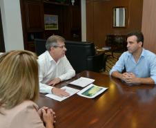 O prefeito de São Jorge do Ivaí, André Bovo, esteve na sede da Cohapar, em Curitiba, nesta segunda-feira (25). Ele conversou com o presidente da companhia, Jorge Lange, a respeito do firmamento de novas parcerias entre o município e o Governo do Estado para a construção de casas populares.