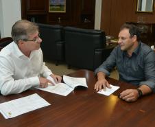 O prefeito de Realeza, Milton Andreolli, esteve nesta segunda-feira (25) na sede da Cohapar, em Curitiba. Na oportunidade, ele solicitou ao presidente da empresa, Jorge Lange, que avalie a possibilidade da realização de atendimentos periódicos aos mutuários da companhia na própria cidade.