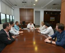 O presidente da Cohapar, Jorge Lange, recebeu nesta segunda-feira (25) os prefeitos de Manoel Ribas, Marilândia do Sul e Novo Itacolomi para tratar de projetos ligados ao programa Família Paranaense. As três cidades serão beneficiadas com a construção de 78 casas populares para o atendimento de famílias de baixa renda.