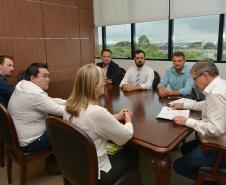 O presidente da Cohapar, Jorge Lange, recebeu nesta segunda-feira (25) os prefeitos de Manoel Ribas, Marilândia do Sul e Novo Itacolomi para tratar de projetos ligados ao programa Família Paranaense. As três cidades serão beneficiadas com a construção de 78 casas populares para o atendimento de famílias de baixa renda.