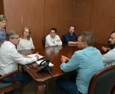 O presidente da Cohapar, Jorge Lange, recebeu nesta segunda-feira (25) os prefeitos de Manoel Ribas, Marilândia do Sul e Novo Itacolomi para tratar de projetos ligados ao programa Família Paranaense. As três cidades serão beneficiadas com a construção de 78 casas populares para o atendimento de famílias de baixa renda.