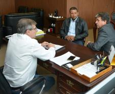 O prefeito de Iretama, Wilson Bratac, e o presidente da Cohapar, Jorge Lange, estiveram reunidos nesta terça-feira (26) para tratar de detalhes do projeto de construção de 66 casas populares, cujos contratos com as famílias já estão sendo assinados. A construção do empreendimento receberá cerca de R$ 4,6 milhões em recursos do Fundo de Garantia do Tempo de Serviço (FGTS) financiados pela Caixa Econômica Federal.