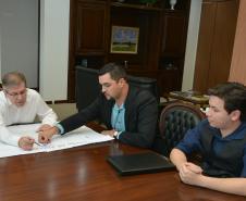 O vice-prefeito de Ângulo, Alexandre Profeta, mais conhecido como Panda, visitou a sede da Cohapar, em Curitiba, nesta terça-feira (26). Ele se reuniu com o presidente da companhia, Jorge Lange, a quem solicitou ajuda na viabilização de obras de construção de casas populares na cidade, na região Noroeste do Paraná.