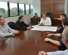 Nesta terça-feira (26), o presidente da Cohapar, Jorge Lange, e o prefeito de Jundiaí do Sul, Eclair Rauen, estiveram reunidos para tratar de possíveis parcerias entre o Governo do Estado e a administração municipal visando à construção e regularização de imóveis para a cidade, no Norte Pioneiro do Paraná.