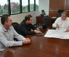 Nesta terça-feira (26), o presidente da Cohapar, Jorge Lange, e o prefeito de Jundiaí do Sul, Eclair Rauen, estiveram reunidos para tratar de possíveis parcerias entre o Governo do Estado e a administração municipal visando à construção e regularização de imóveis para a cidade, no Norte Pioneiro do Paraná.