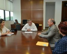 Com o intuito de se atualizar sobre a situação dos programas habitacionais em nível federal e estadual, o prefeito de Maria Helena, Elias Araújo, esteve na sede da Cohapar, em Curitiba, nesta quarta-feira (27). Em reunião com o presidente da empresa, Jorge Lange, ele solicitou o auxílio do Governo do Estado para a viabilização de obras de novas moradias urbanas e rurais para o município, na região Noroeste do Paraná.