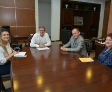 Com o intuito de se atualizar sobre a situação dos programas habitacionais em nível federal e estadual, o prefeito de Maria Helena, Elias Araújo, esteve na sede da Cohapar, em Curitiba, nesta quarta-feira (27). Em reunião com o presidente da empresa, Jorge Lange, ele solicitou o auxílio do Governo do Estado para a viabilização de obras de novas moradias urbanas e rurais para o município, na região Noroeste do Paraná.