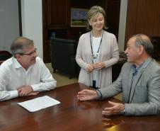 Com o intuito de se atualizar sobre a situação dos programas habitacionais em nível federal e estadual, o prefeito de Maria Helena, Elias Araújo, esteve na sede da Cohapar, em Curitiba, nesta quarta-feira (27). Em reunião com o presidente da empresa, Jorge Lange, ele solicitou o auxílio do Governo do Estado para a viabilização de obras de novas moradias urbanas e rurais para o município, na região Noroeste do Paraná.