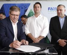 Governador Carlos Massa Ratinho Junior assina os contratos para a construção de 872 casas populares em 15 municípios paranaenses. Participaram da solenidade: presidente da Cohapar, Jorge Lange, secretários, prefeitos, empresários e lideranças dos municípios beneficiados.