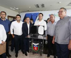 Governador Carlos Massa Ratinho Junior assina os contratos para a construção de 872 casas populares em 15 municípios paranaenses. Participaram da solenidade: presidente da Cohapar, Jorge Lange, secretários, prefeitos, empresários e lideranças dos municípios beneficiados.